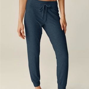 Beyond Yoga Featherweight Lounge Around Midi Jogger Nocturnal Navy Small